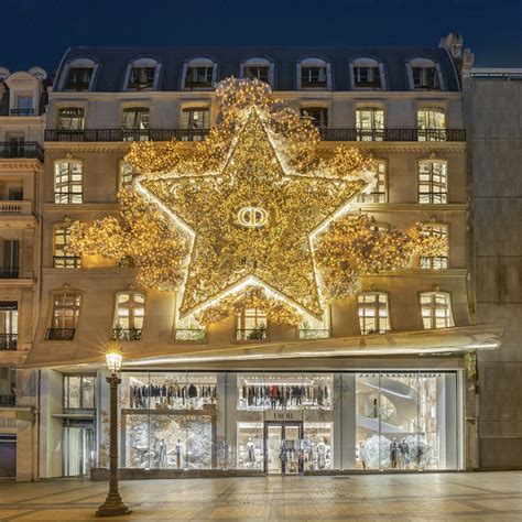 vitrine de noel dior|Dior dévoile ses décorations de Noël à travers le monde.